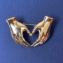 Broszka «Ręce» z złotego metalu 42×28 mm+