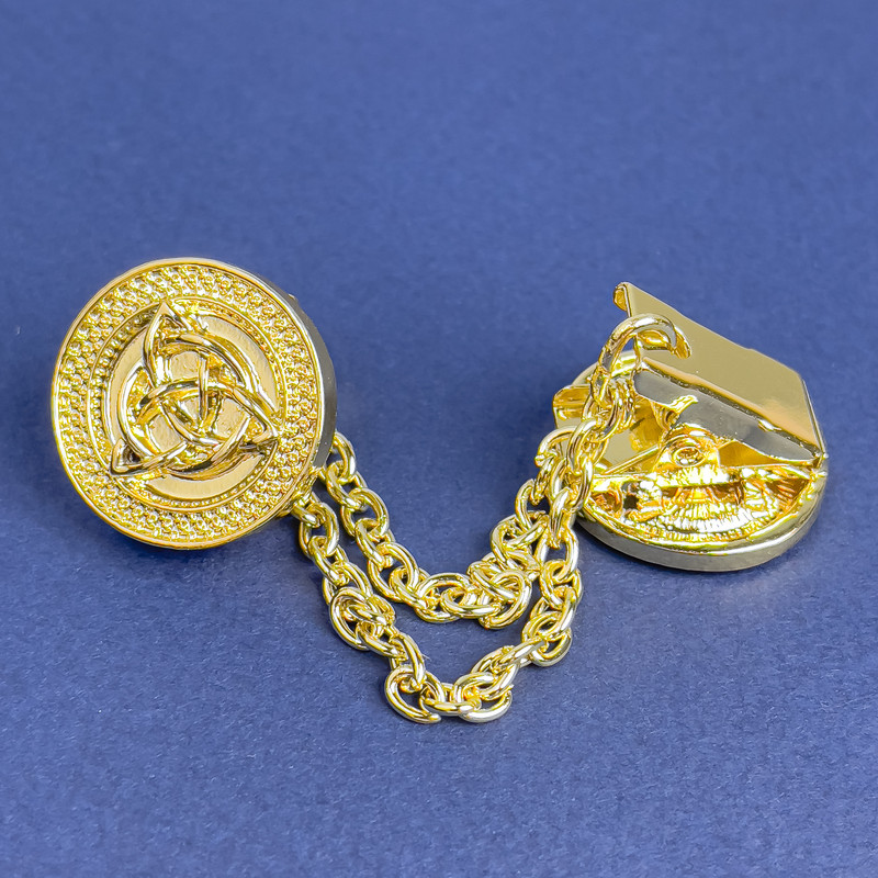 Broszka do kardiganów z metalem złotym, średnica 20 mm ±, łańcuszek, długość 9 cm+