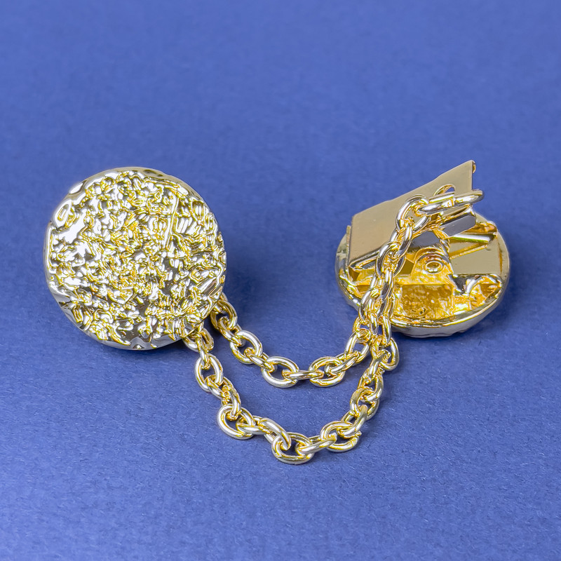 Broszka do kardiganów z złotego metalu, średnica około 20 mm, długość 9 cm