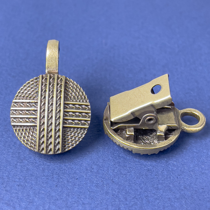 Broszka-zacisk do kardiganów, kolor metalu brązowy, średnica około 20 mm, długość około 52 mm.