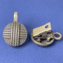 Broszka-zacisk do kardiganów, kolor metalu brązowy, średnica około 20 mm, długość około 52 mm.