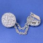 Broszka do kardiganów ze srebrzystego metalu, średnica ok. 21 mm, łańcuszek długości 9 cm