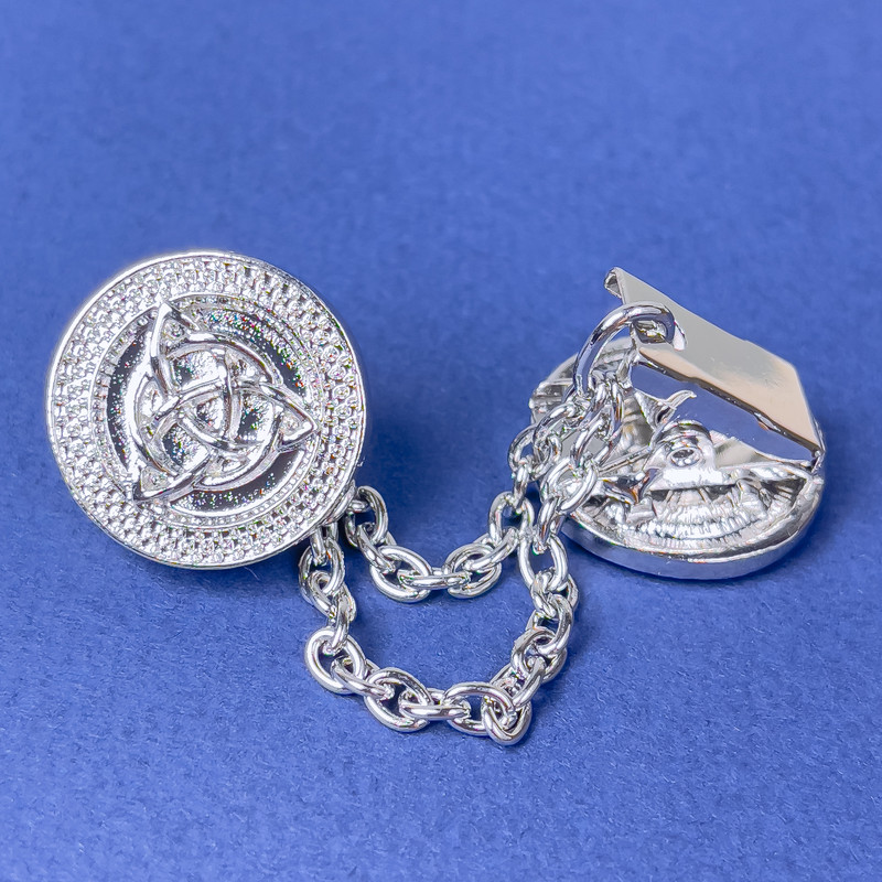 Broszka do kardiganów ze srebrzystego metalu, średnica 20 mm ± łańcuszek, długość 9 cm+