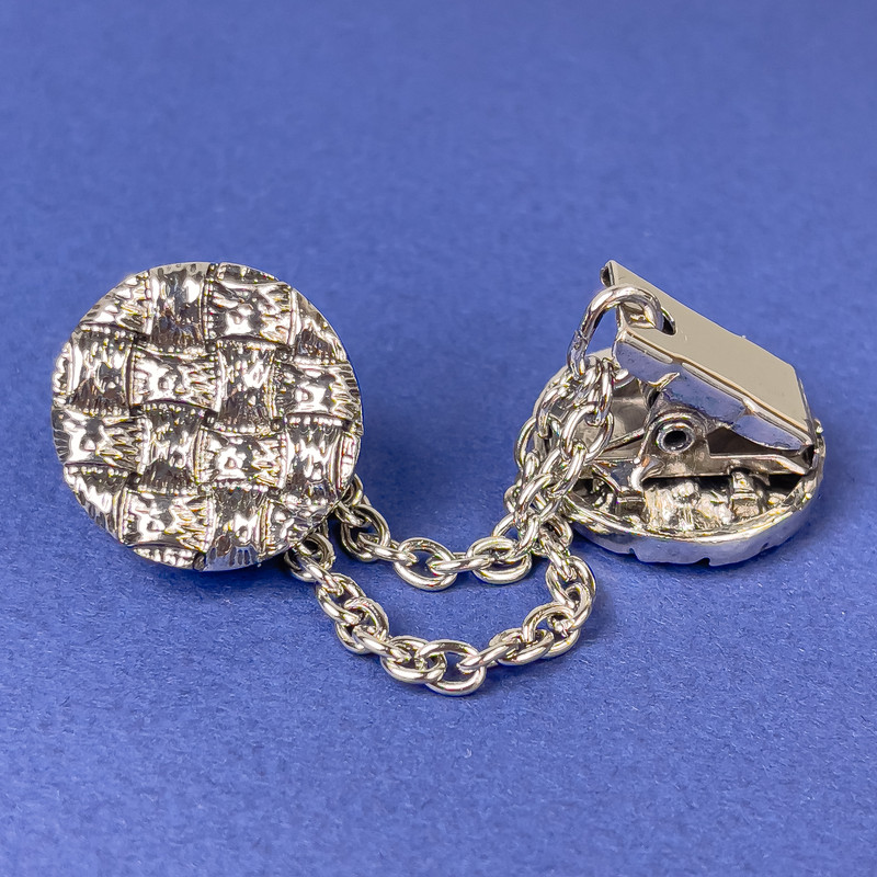 Broszka do kardiganów z ciemno-srebrnego metalu, średnica ok. 20 mm, długość ok. 9 cm