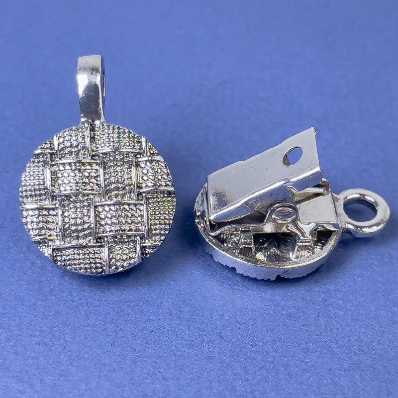 Broszka-zacisk do kardiganu, ciemnosrebrny metal, średnica ok. 20 mm, długość ok. 52 mm