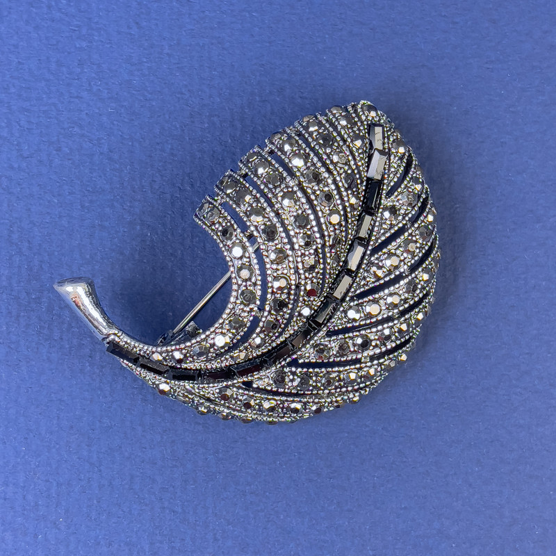 Broszka „Pióro” – szare i czarne cyrkonie, metal ciemnosrebrny, średnica 47×34 mm