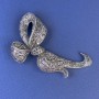 Broszka w kształcie kokardy z szarymi kryształami, ciemnosrebrny metal, średnica 70×43 mm +