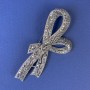 Broszka «Kokarda» z szarymi kryształami w ciemno-srebrnym metalu