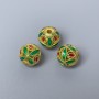 Koralik cloisonné zielono-czerwony z emalią, średnica 10 mm ± otwór, średnica 2,3 mm, złoty kolor metalu, 1 szt.
