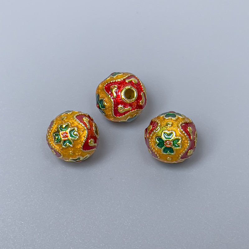 Koralik cloisonné z emalią w kolorach żółtym, czerwonym i zielonym, średnica 10 mm ±, otwór 2 mm, złoty kolor metalu, 1 szt.
