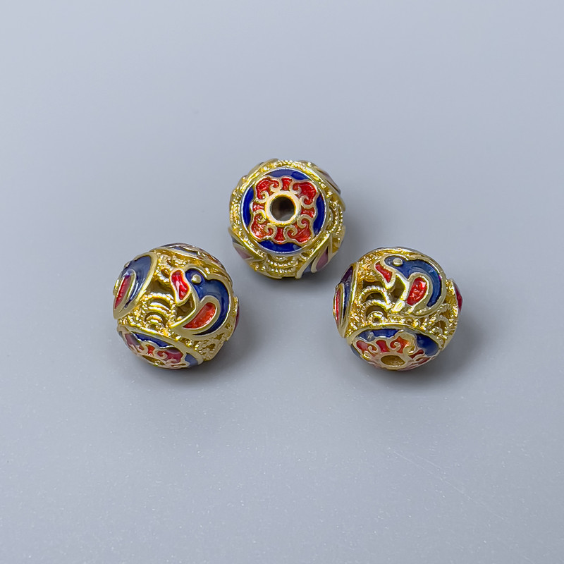 Koralik cloisonné niebiesko-czerwony emaliowany, średnica 10 mm ±, otwór 1,8 mm, złoty kolor metalu, 1 szt.
