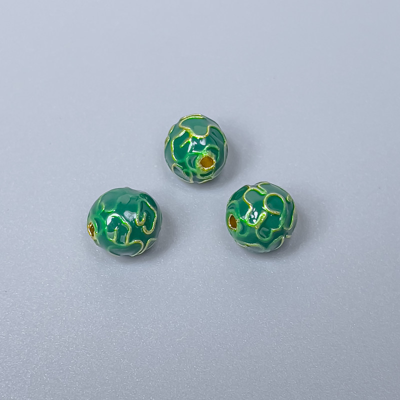 Koralik cloisonné z zieloną emalią, średnica 8 mm ± otwór 1,5 mm, złoty kolor metalu 1 szt