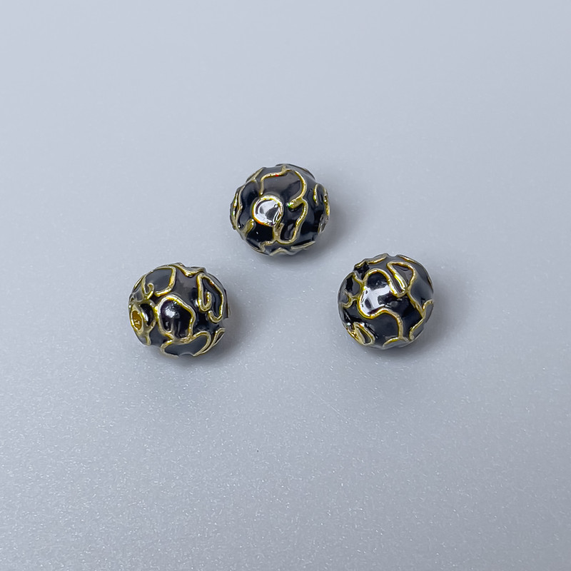 Koralik cloisonné czarna emalia, średnica 8 mm, otwór 1,5 mm, złoty kolor metalu, 1 szt