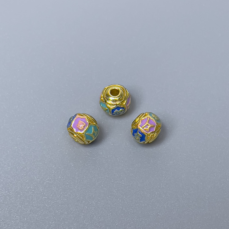 Koralik Cloisonné w kształcie rondla, fioletowo-niebieska i błękitna emalia, średnica 6×5 mm, otwór ok. 1 mm, złoty kolor metalu 1