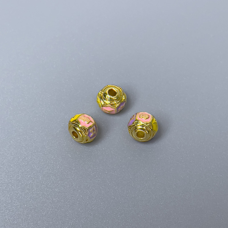 Koralik Cloisonné w kształcie rondelka — różowy, żółty i fiołkowy z emalią, średnica 6×5 mm, otwór 1 mm, złoty kolor metalu, 1 szt.
