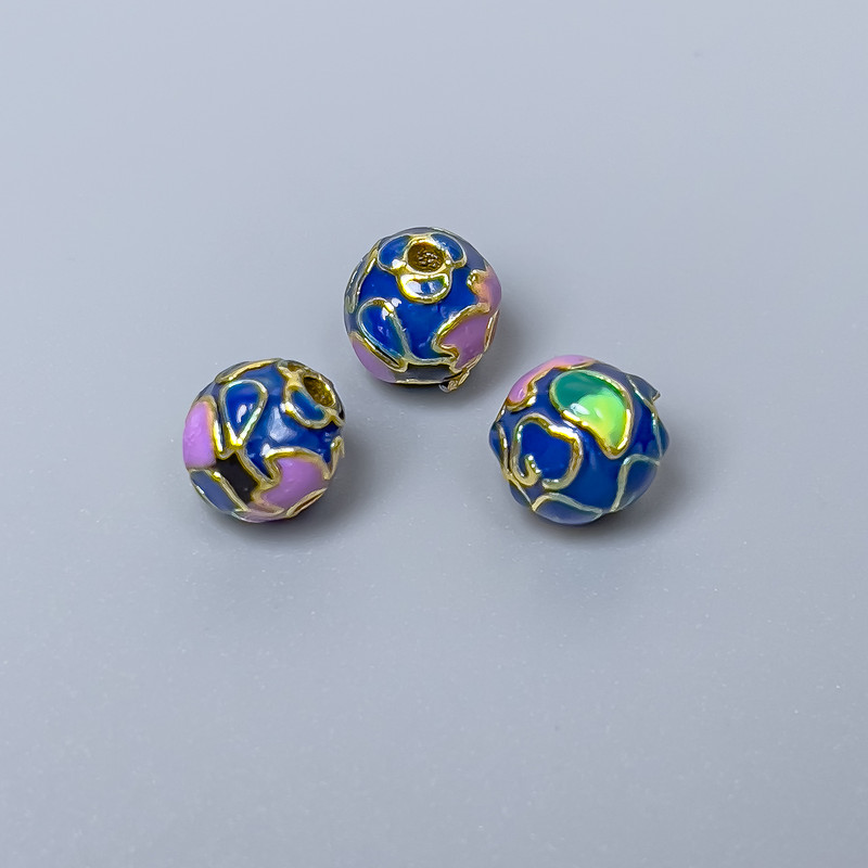 Koralik cloisonné niebiesko-fioletowo-zielony z emalią, średnica 8 mm ± otwór 1,5 mm, złoty kolor metalu, 1 szt.