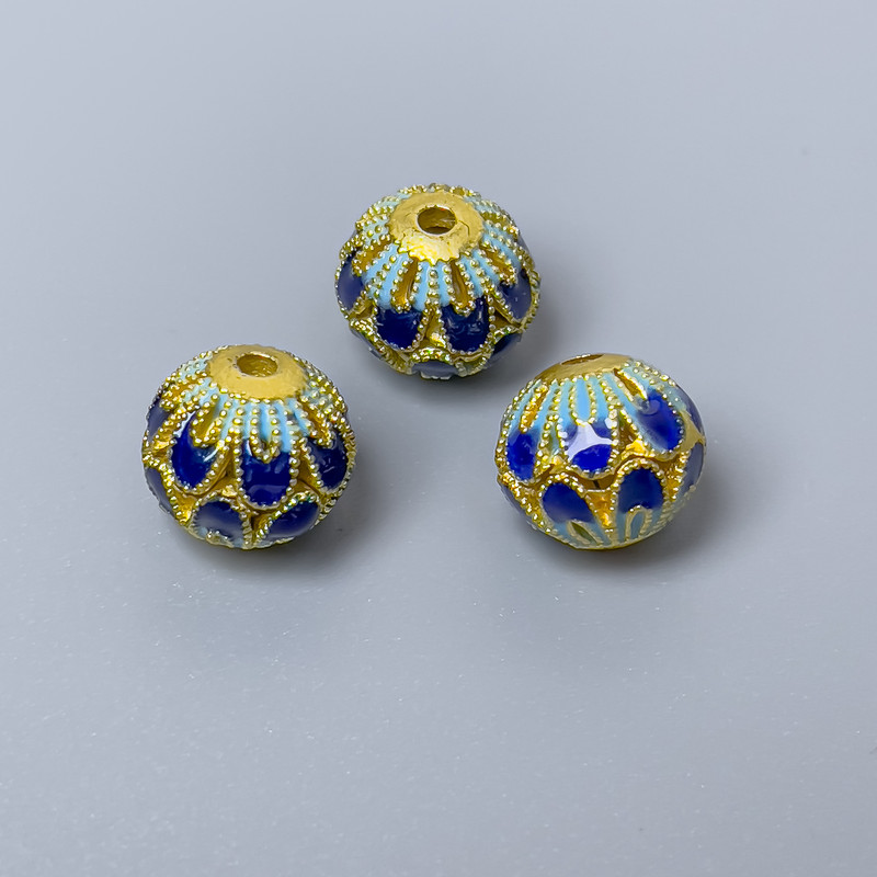 Kloisonowy koralik z niebiesko-błękitną emalią, średnica 10×9,5 mm, otwór 2 mm, złocisty kolor metalu, 1 szt.