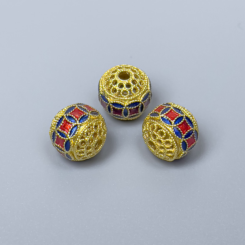 Koralik cloisonné, czerwono-niebieska emalia, średnica 10 mm, otwór 2 mm, kolor metalu: złoty, 1 szt.