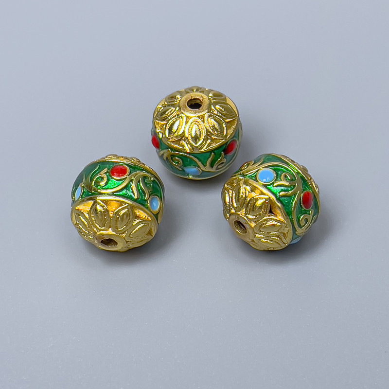 Koralik Cloisonné zielony, czerwony i błękitny z emalią, średnica 11 mm ±, otwór 1,8 mm, złoty kolor metalu, 1 szt.