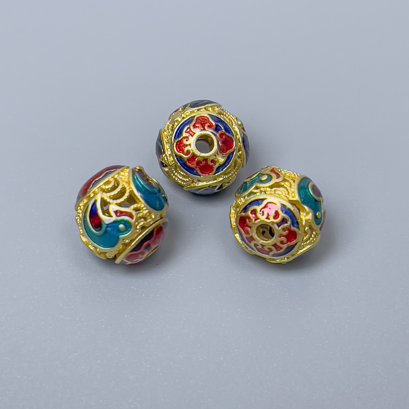 Koralik Cloisonné turkusowy, czerwony i niebieski z emalią, średnica 10 mm ±, otwór 1,8 mm, złoty kolor metalu, 1 szt.