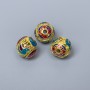 Koralik Cloisonné turkusowy, czerwony i niebieski z emalią, średnica 10 mm ±, otwór 1,8 mm, złoty kolor metalu, 1 szt.