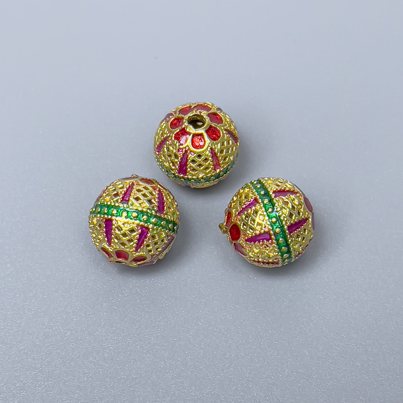 Koralik cloisonné z emalią zielono-czerwoną malinową, średnica 10 mm, otwór 1,8 mm, kolor metalu złoty, 1 szt.