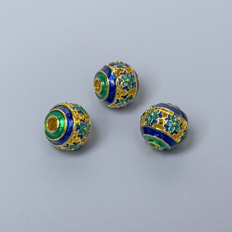 Koralik cloisonné niebiesko-zielony z emalią, średnica 8 mm, otwór 1,5 mm, złocisty kolor metalu, 1 szt.