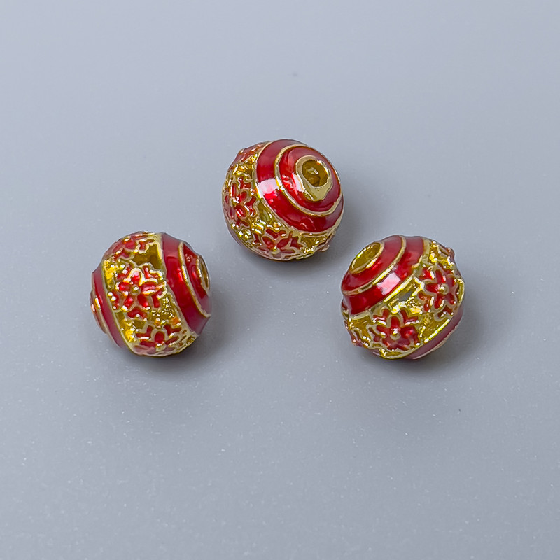 Koralik cloisonné z czerwonej emalii, średnica 8 mm, otwór około 1,5 mm, kolor metalu złoty, 1 szt.