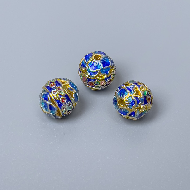 Koralik Cloisonné niebieska emalia, średnica 8 mm ±, otwór 1,5 mm, złoty kolor metalu, 1 szt.