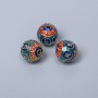 Koralik Cloisonné czerwony, turkusowy i niebieski z emalią, średnica 8 mm, otwór 1,5 mm, złocisty kolor metalu, 1 sztuka
