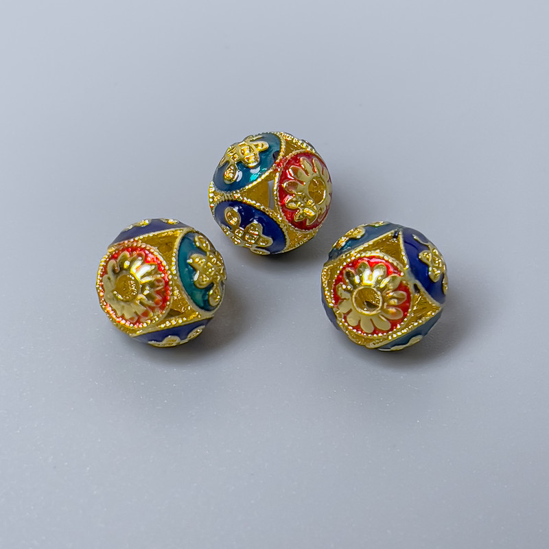 Koralik Cloisonné czerwono-turkusowo-niebieska emalia, średnica 10 mm, otwór 1,8 mm, złoty kolor metalu, 1 szt.