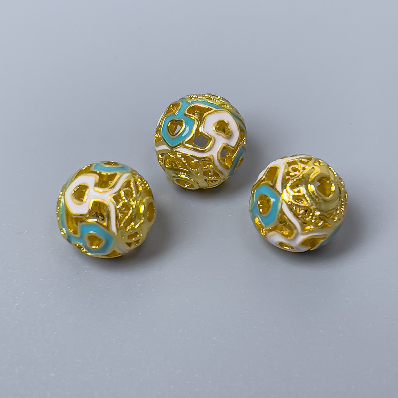 Koralik cloisonné biało-turkusowa emalia, średnica 10 mm, otwór 2 mm, złoty kolor metalu, 1 szt.