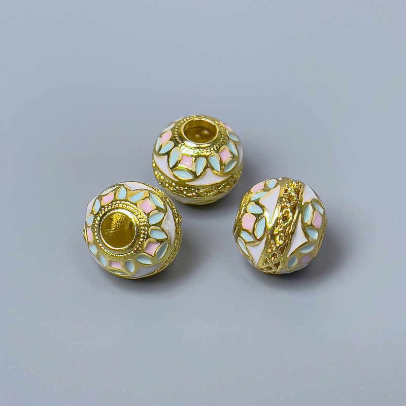 Koralik Cloisonné różowy i biały z emalią, średnica 10×9 mm, otwór 3,5 mm, złoty kolor metalu, 1 szt.