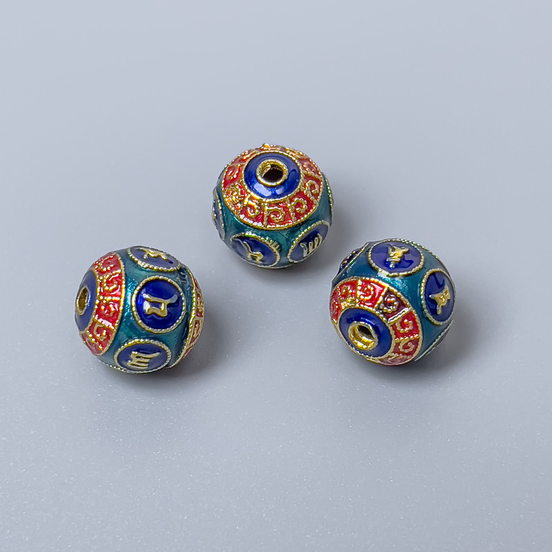 Koralik Cloisonné z emalią niebiesko-turkusową i czerwoną, średnica 10 mm, otwór 2 mm, złocisty kolor metalu, 1 szt.