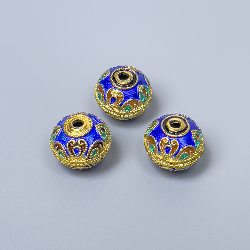 Koralik Cloisonné z niebieską emalią, średnica 10×9 mm, otwór około 1,8 mm, złoty kolor metalu, 1 szt.