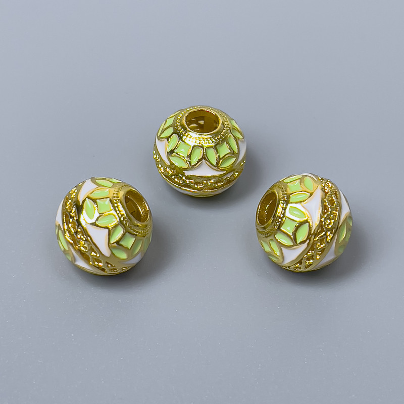 Koralik cloisonne sałatowo-biały z emalią, średnica 10×9 mm, otwór 3,5 mm, złoty kolor metalu, 1 szt.