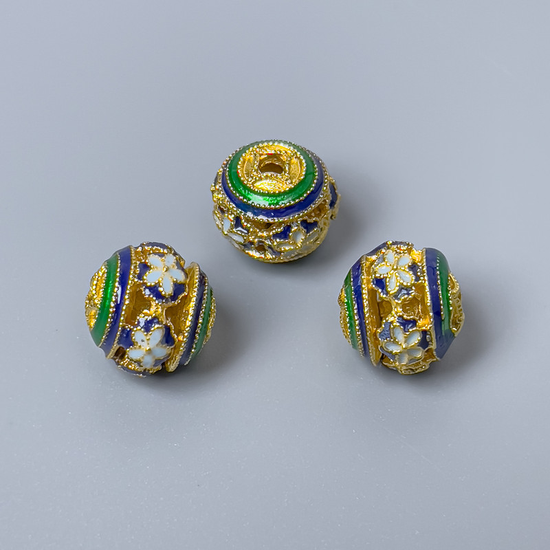 Koralik cloisonné – zielono-niebiesko-biały emaliowany, średnica 10 mm ± otwór, średnica 1,8 mm, złoty kolor metalu, 1 szt.