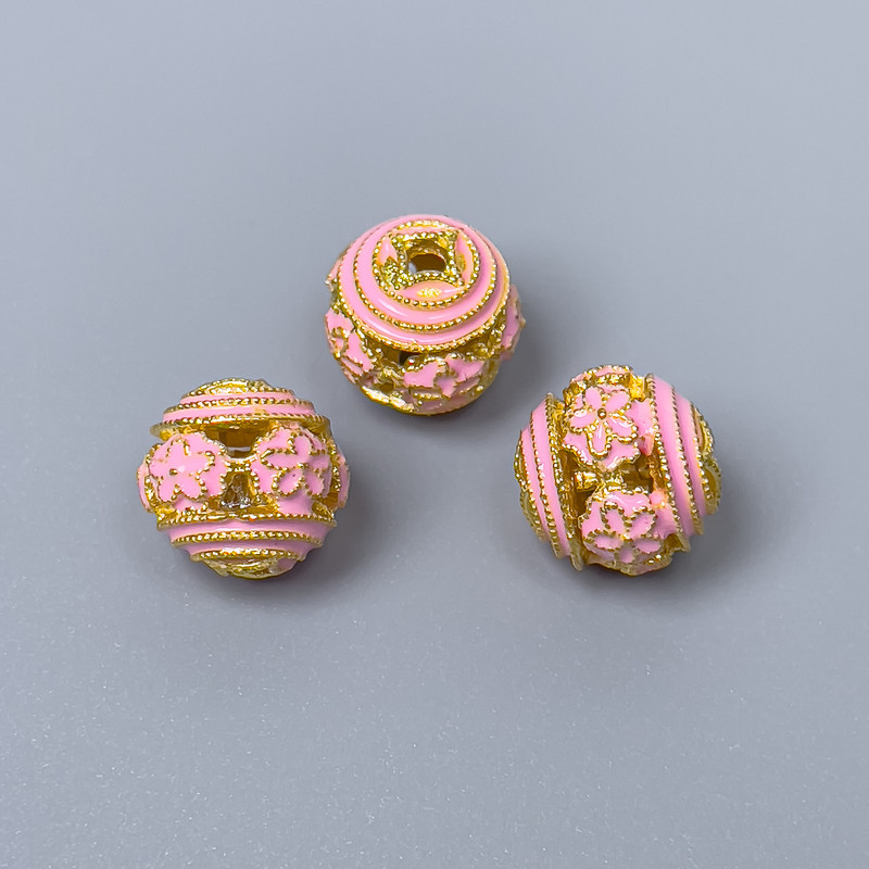 Koralik Cloisonné różowy z emalią, średnica 10 mm ±, otwór 1,8 mm, złoty kolor metalu, 1 sztuka
