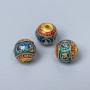 Koralik cloisonné czerwony, niebieski i turkusowy z emalią, średnica 10 mm ± otwór 2 mm, złoty kolor metalu, 1 szt.