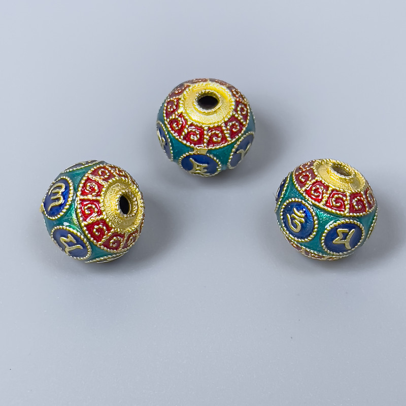 Koralik Cloisonné czerwono-niebiesko-turkusowy, emaliowany, średnica 10 mm ±, otwór 2 mm, metal w kolorze jasnozłotym matowym, 1 szt.