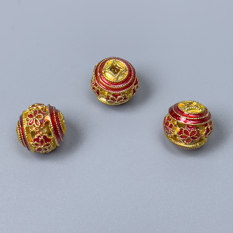 Koralik cloisonné z czerwonej emalii, średnica ok. 10 mm, otwór 1,8 mm, złoty kolor metalu, 1 szt.
