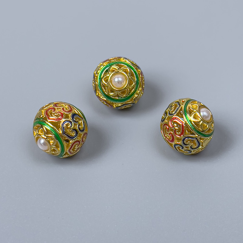 Koralik cloisonné z emalią – zielony, czerwony, niebieski, średnica 10 mm ± otwór 2 mm, kolor metalu: złoty, 1 szt.