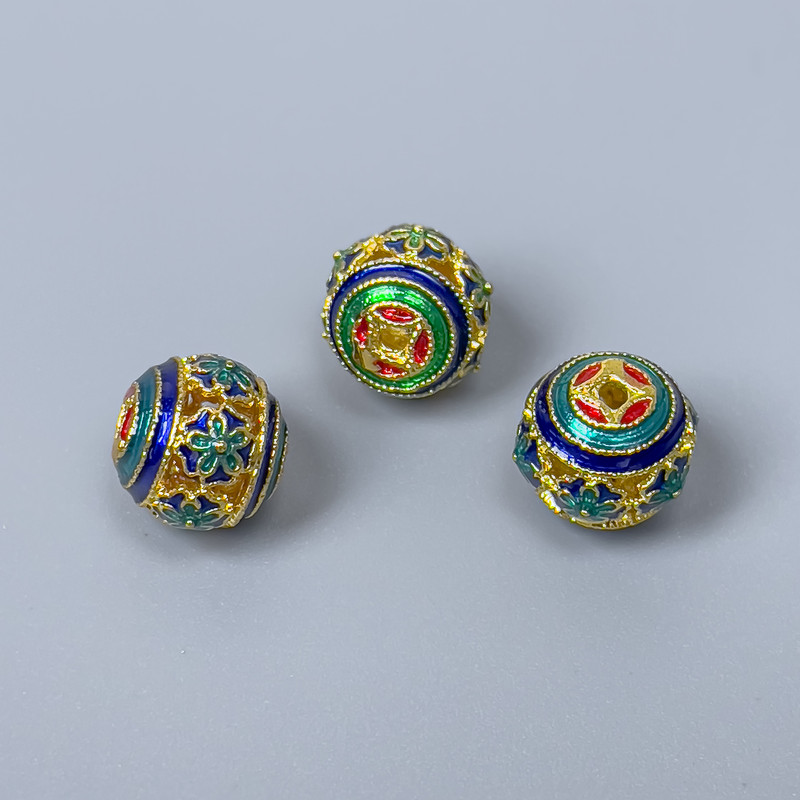Koralik Cloisonné z emalią — kolory: niebieski, czerwony, błękitny i zielony, średnica 10x9 mm, otwór 1,5 mm, złoty kolor metalu, 1 sztuka