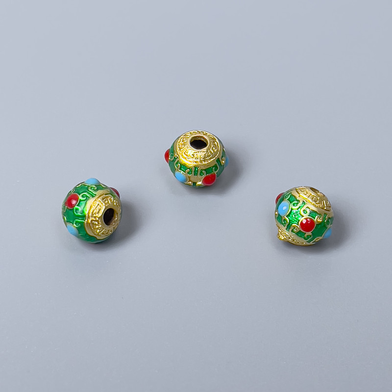 Koralik Cloisonné zielono-czerwony z emalią, wymiary 8×7 mm, otwór Ø około 2 mm, kolor metalu złoty, 1 szt.