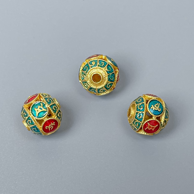 Koralik cloisonné turkusowo-czerwony z emalią, średnica 10 mm ±, otwór 1,8 mm, kolor metalu jasny złoty, 1 szt.