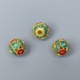 Koralik cloisonné turkusowo-czerwony z emalią, średnica 10 mm ±, otwór 1,8 mm, kolor metalu jasny złoty, 1 szt.