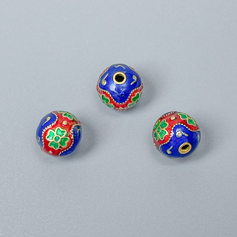 Koralik Cloisonné z emalią – niebieski, czerwony i zielony, średnica 10 mm ±, otwór 2 mm, złoty kolor metalu, 1 sztuka