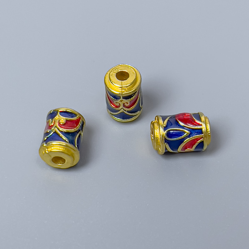 Koralik Cloisonné cylindryczny, emalia niebiesko-czerwona, średnica 6×8 mm, otwór 2 mm, kolor metalu: złoty, 1 sztuka