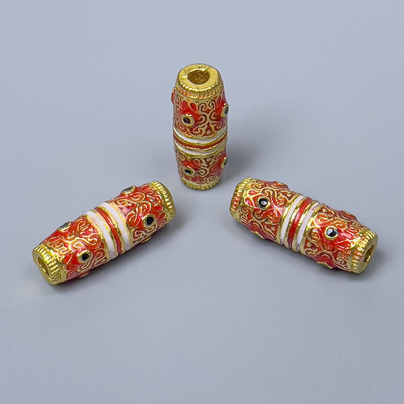 Koralik cloisonné cylindryczny czerwono-biało-czarny z emalią, średnica 6×17 mm, otwór 2,5 mm, kolor metalu: złoty, 1 szt.