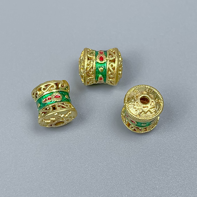 Koralik Cloisonné cylindryczny – zielono-czerwony, emalia, średnica 8x10 mm, otwór 2 mm, złoty kolor metalu, 1 sztuka
